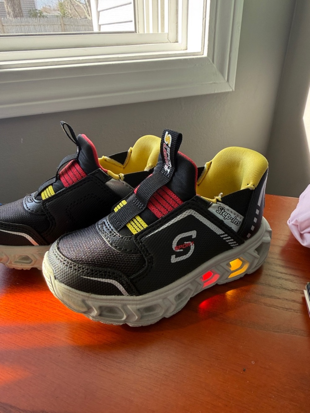 Sketchers Toddler Size 7 Light-Up Athletic Sneakers - Black & Yellow